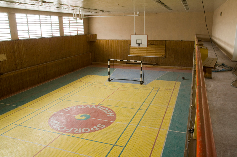 Algunas estampas de la ciudad e interior del polideportivo. Fotos: Wikipedia